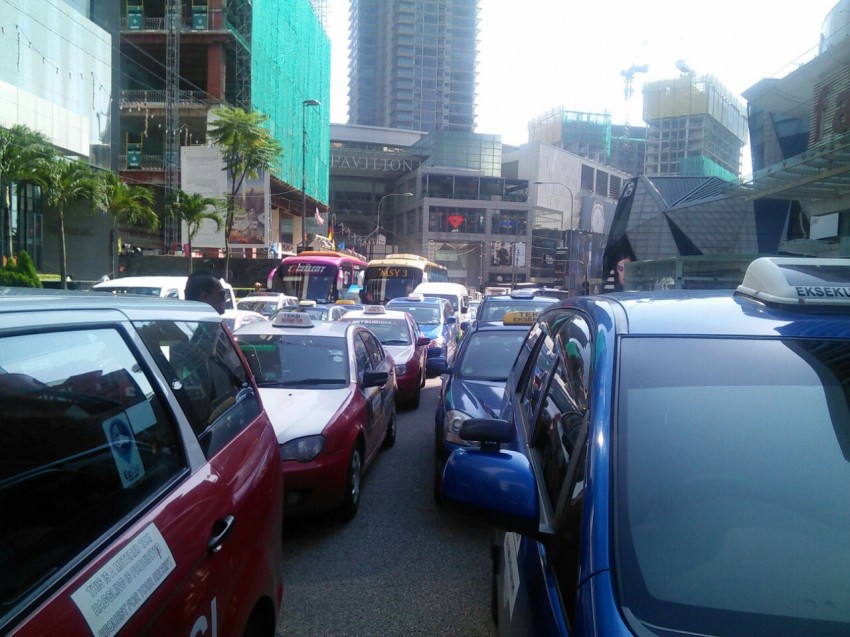 Taxi drivers block Jalan Bukit Bintang to protest against ride-sharing services like Uber and GrabCar 468440