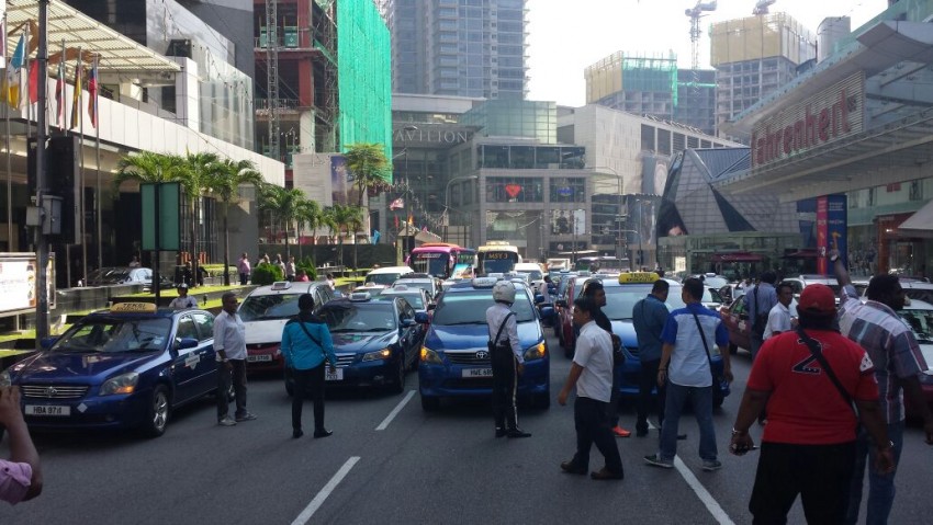 Taxi drivers block Jalan Bukit Bintang to protest against ride-sharing services like Uber and GrabCar 468443