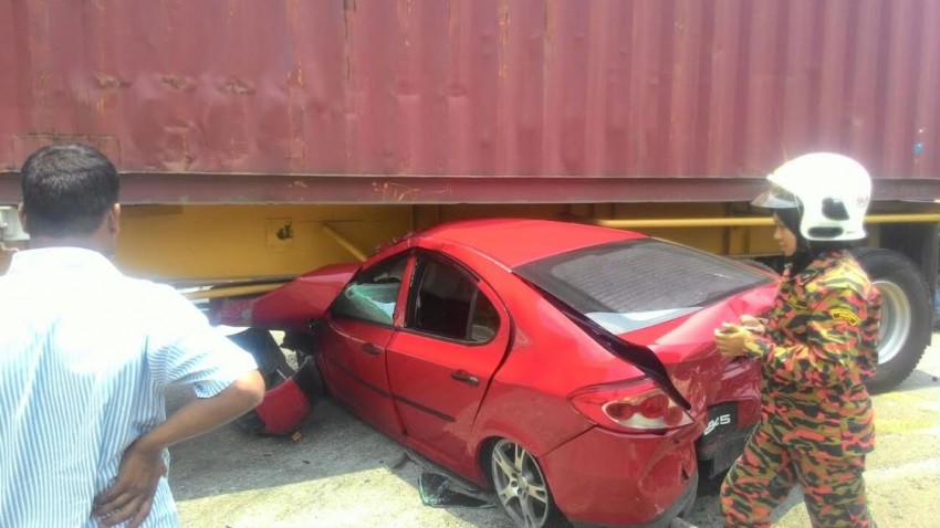 14 kenderaan terbabit kemalangan di Persiaran Mokhtar Dahari – tiada kematian dilaporkan 463621