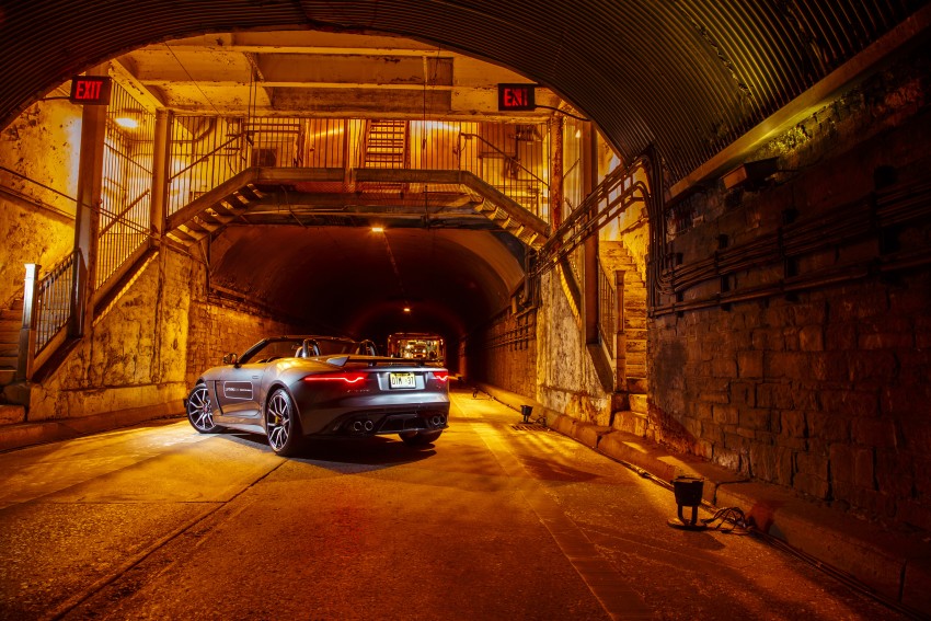 VIDEO: Jaguar F-Type SVR roars through NYC tunnel 470947