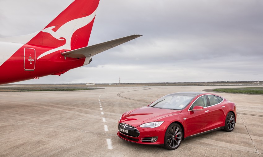 VIDEO: Tesla Model S races a Qantas Boeing 737-800 471140