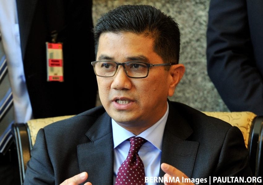 Road users can soon report potholes in Selangor directly to municipal councils using Waze – Azmin Ali 482179