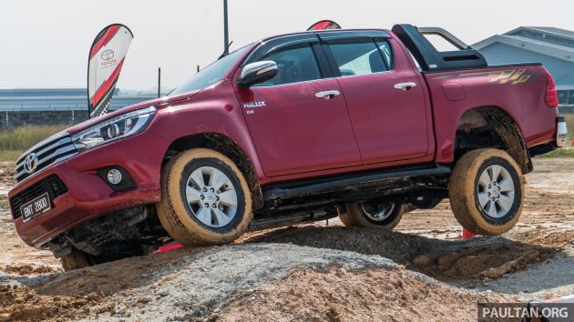 2016-Toyota-Hilux-51_BM