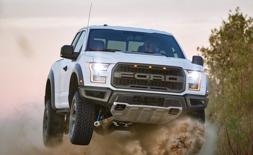 2017 Ford F-150 Raptor goes off-roading in the desert 486945