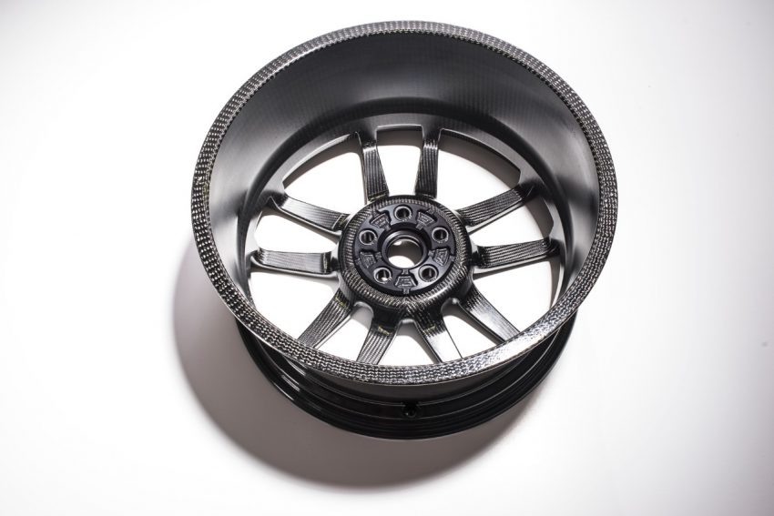 Ford GT akan ditawarkan dengan pilihan roda gentian-karbon 20-inci opsyenal – 25% lebih ringan 494877