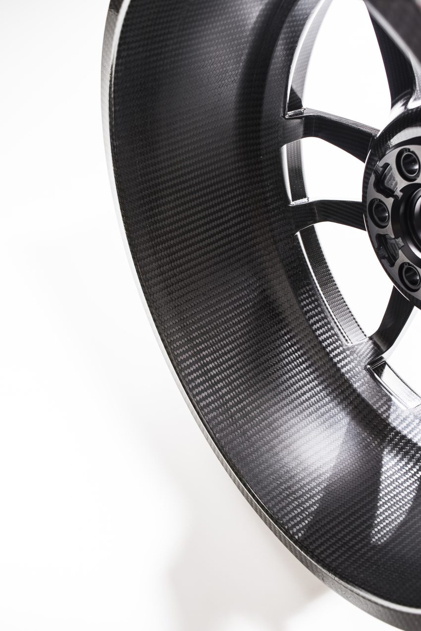 Ford GT akan ditawarkan dengan pilihan roda gentian-karbon 20-inci opsyenal – 25% lebih ringan 494879