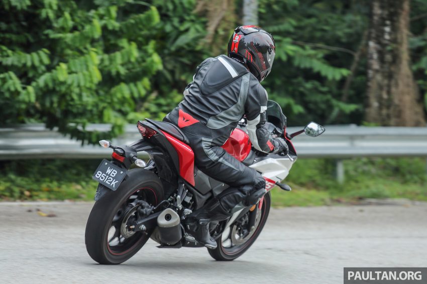 REVIEW: 2015 Yamaha YZF-R25 – fun with the baby ‘R’ 493104