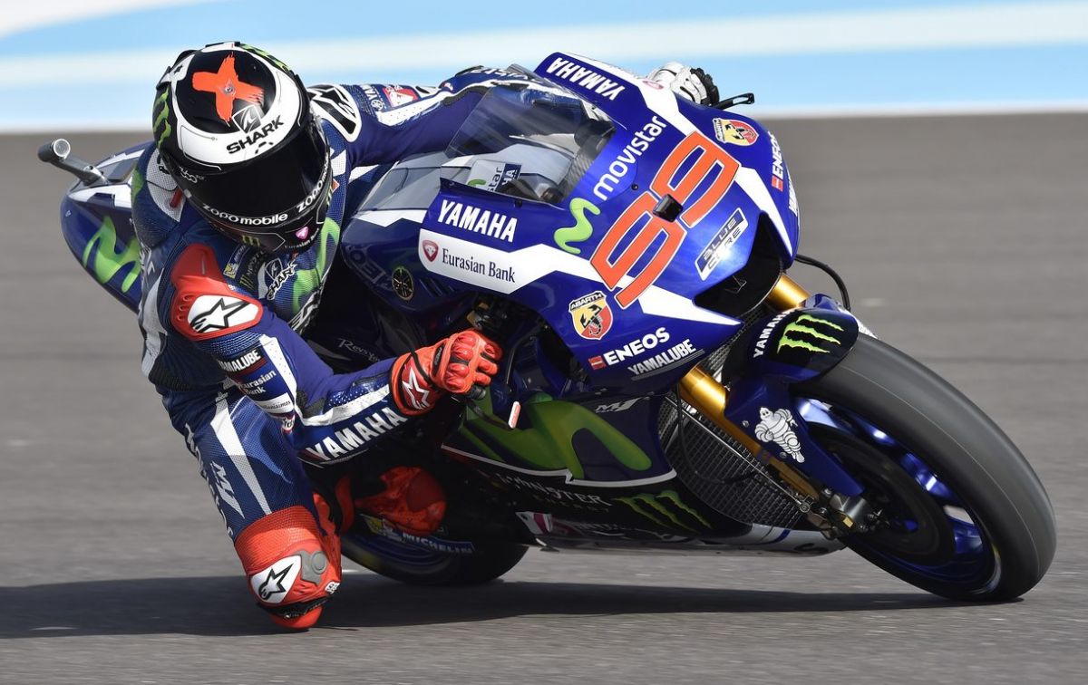 VIDEO: Jorge Lorenzo takes the Yamaha YZF-M1 simulator for a spin in ...