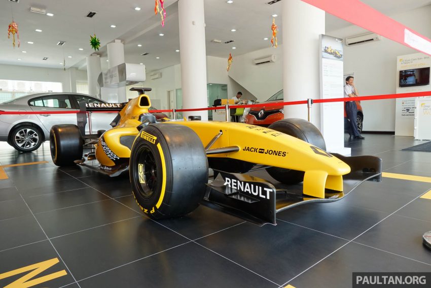2016 Renault RS 16 Formula One race car replica on tour at selected showrooms and roadshow locations 530730