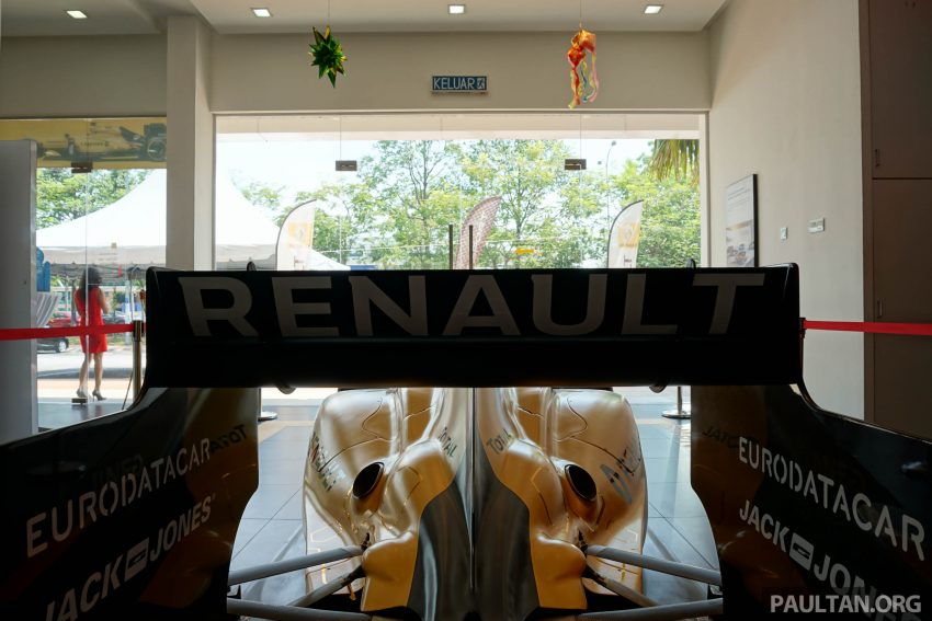 2016 Renault RS 16 Formula One race car replica on tour at selected showrooms and roadshow locations 530737