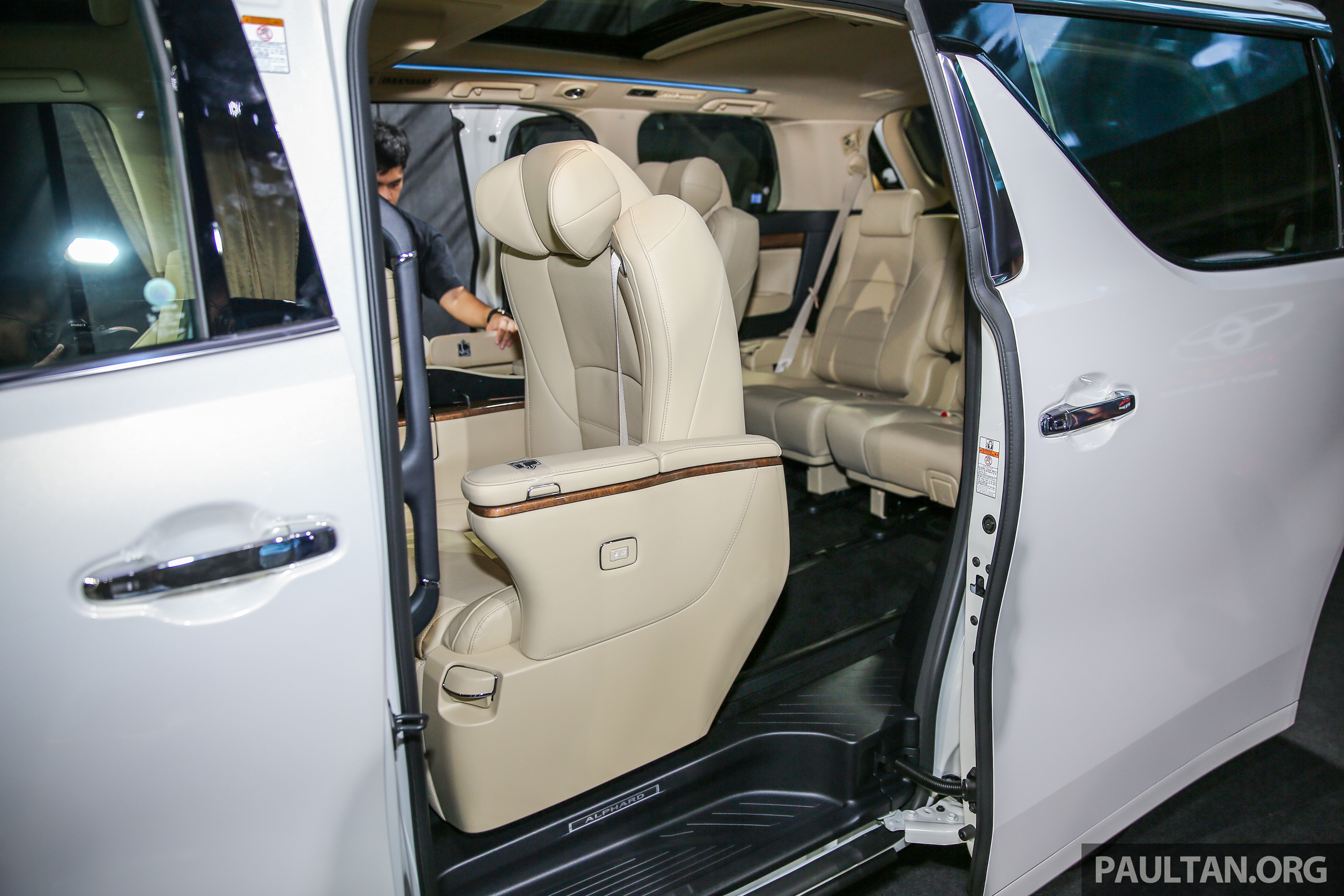 Toyota Alphard 2016 Interior