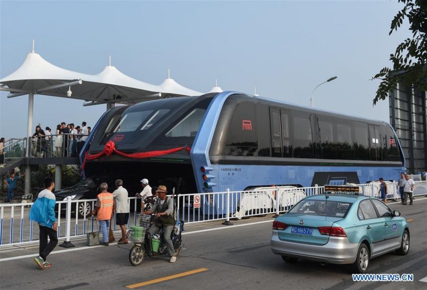 China miliki Transit Elevated Bus, kenderaan boleh melalui di bawahnya; sedang diuji di Qinhuangdao 529258