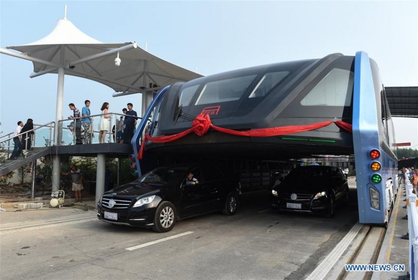 China miliki Transit Elevated Bus, kenderaan boleh melalui di bawahnya; sedang diuji di Qinhuangdao 529259