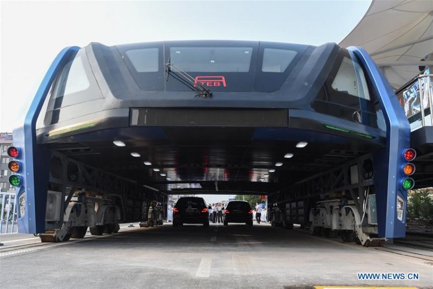 China miliki Transit Elevated Bus, kenderaan boleh melalui di bawahnya; sedang diuji di Qinhuangdao 529260