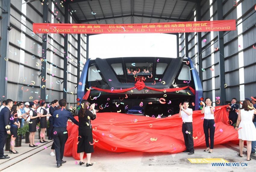 China’s elevated bus is real, travels above car traffic 529015