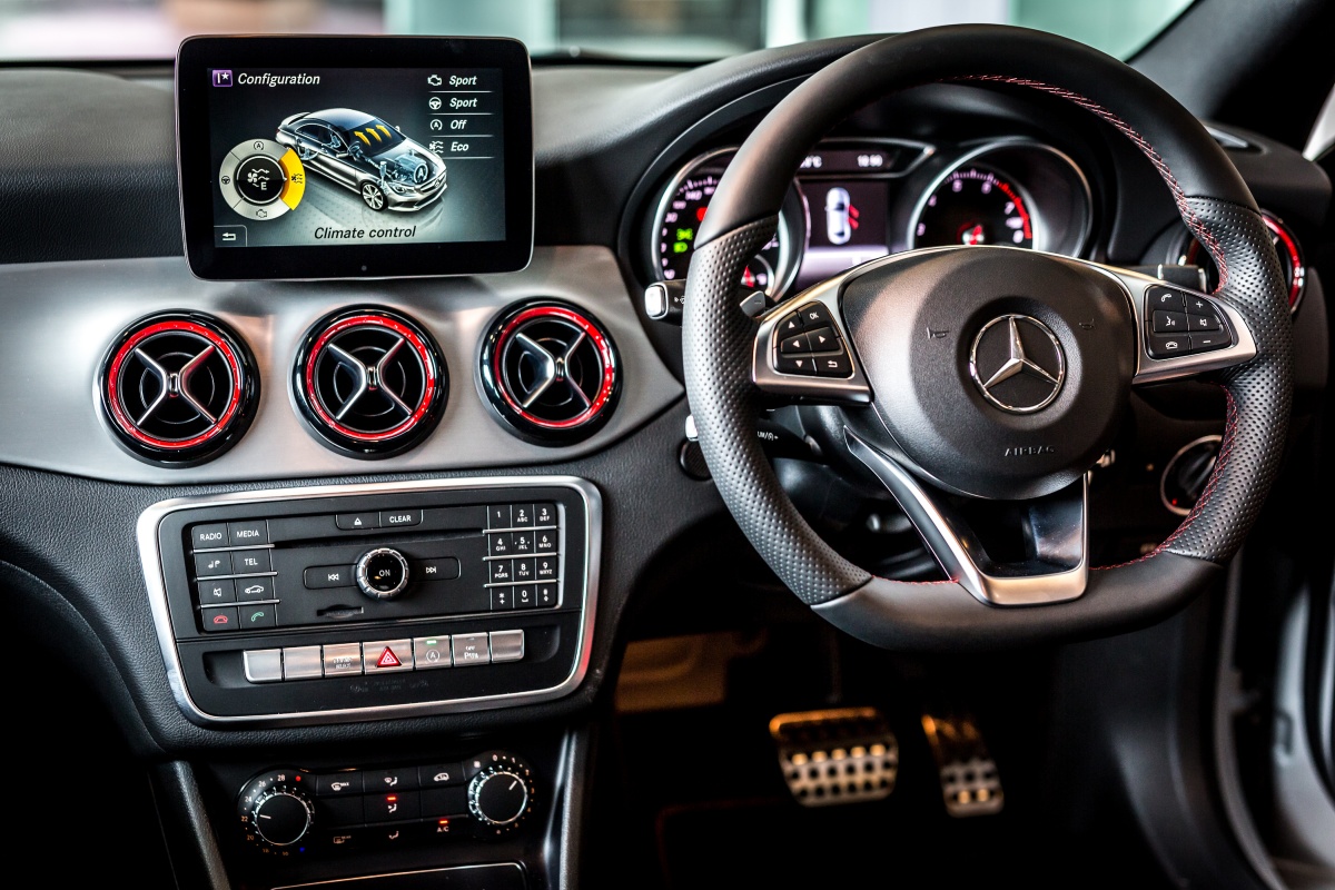 Mercedes CLA 2020. Мерседес ЦЛА 200 спорт салон. Mercedes Benz CLA 250 2015 Interior. Кнопки в мерседесе CLA 200.