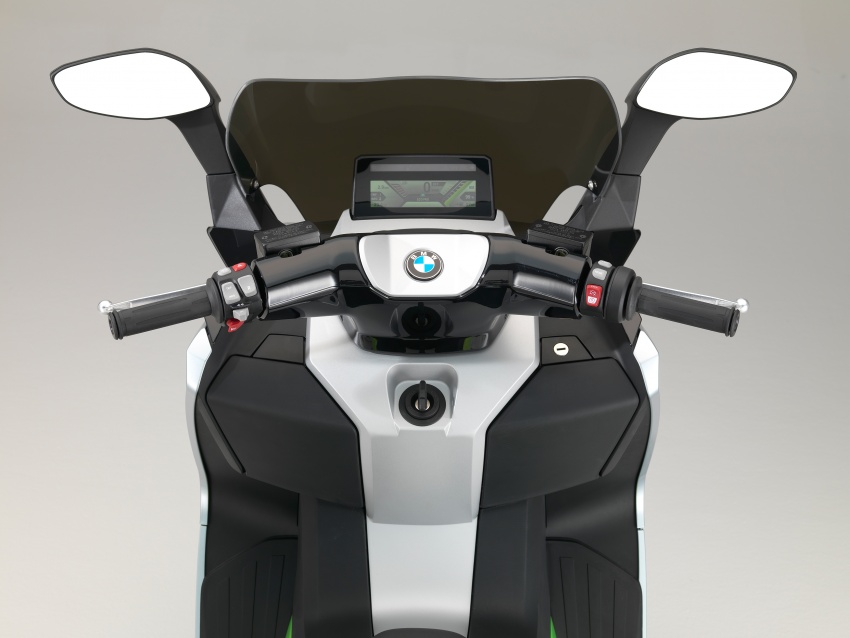 BMW C evolution e-scooter: up to 26 hp, 160 km range 548131