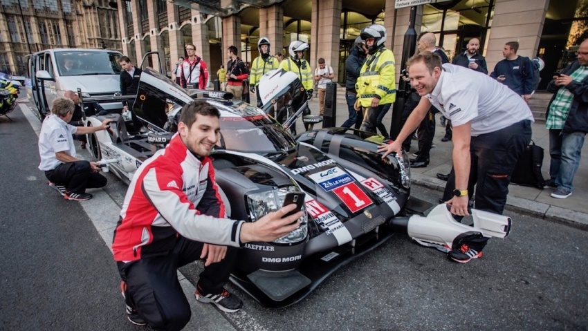 From Le Mans to London – Mark Webber drives the Porsche 919 Hybrid LMP1 in the British capital 554862