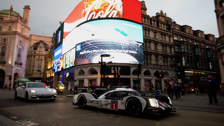 From Le Mans to London – Mark Webber drives the Porsche 919 Hybrid LMP1 in the British capital 554863