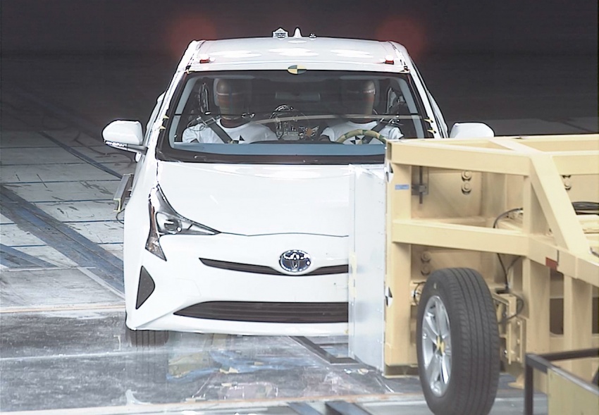 Toyota showcases safety R&D – oblique crash test, advanced driving simulator and THUMS model range 546966