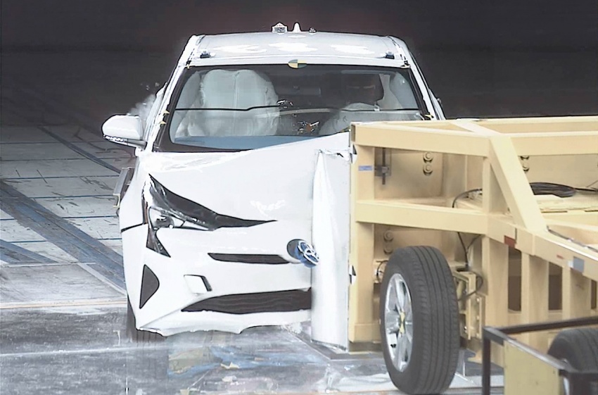 Toyota showcases safety R&D – oblique crash test, advanced driving simulator and THUMS model range 546967