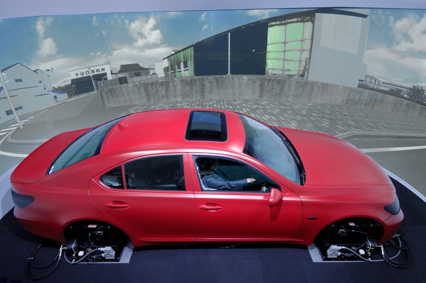 Toyota showcases safety R&D – oblique crash test, advanced driving simulator and THUMS model range 547198