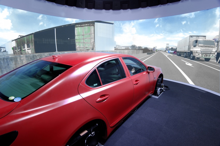 Toyota showcases safety R&D – oblique crash test, advanced driving simulator and THUMS model range 547199