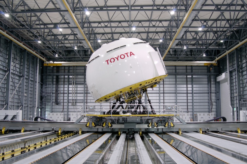 Toyota showcases safety R&D – oblique crash test, advanced driving simulator and THUMS model range 547201