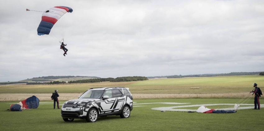 Bear Grylls tests new Land Rover Discovery’s Intelligent Seat Fold technology, from the air 546747