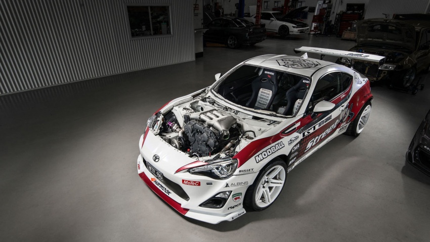 Toyota 86 goes mad, gets 1,000 hp Nissan GT-R engine 542295
