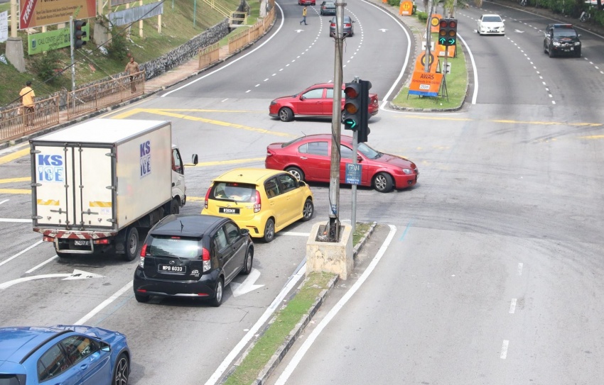 New traffic flow for Jalan Kemajuan in Subang Jaya supposed to start today, but again halted temporarily 550140