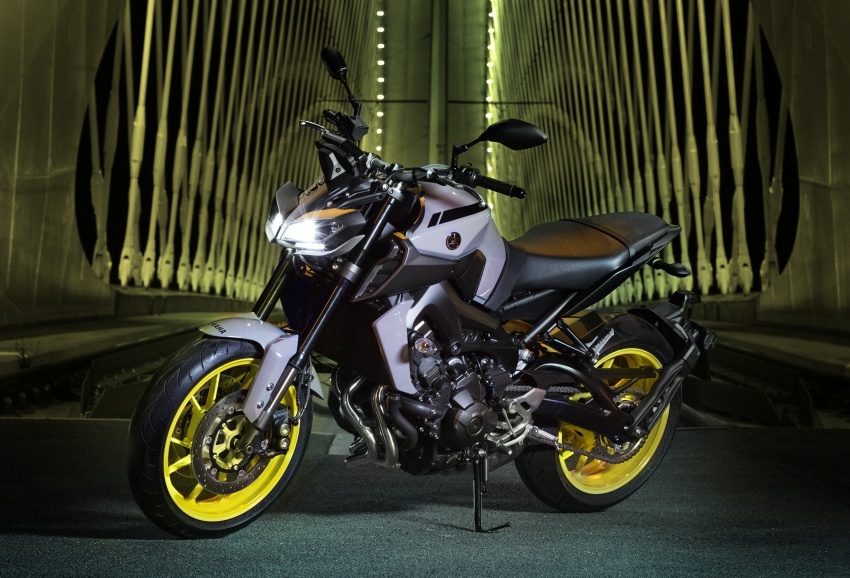 2017 Yamaha MT-09 updated for the new year – now with LED lights, quickshifter and upgraded suspension 559444