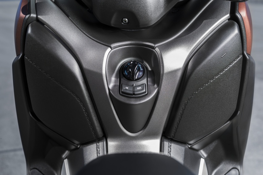 2017 Yamaha X-Max 300 scooter launched in Europe 565658