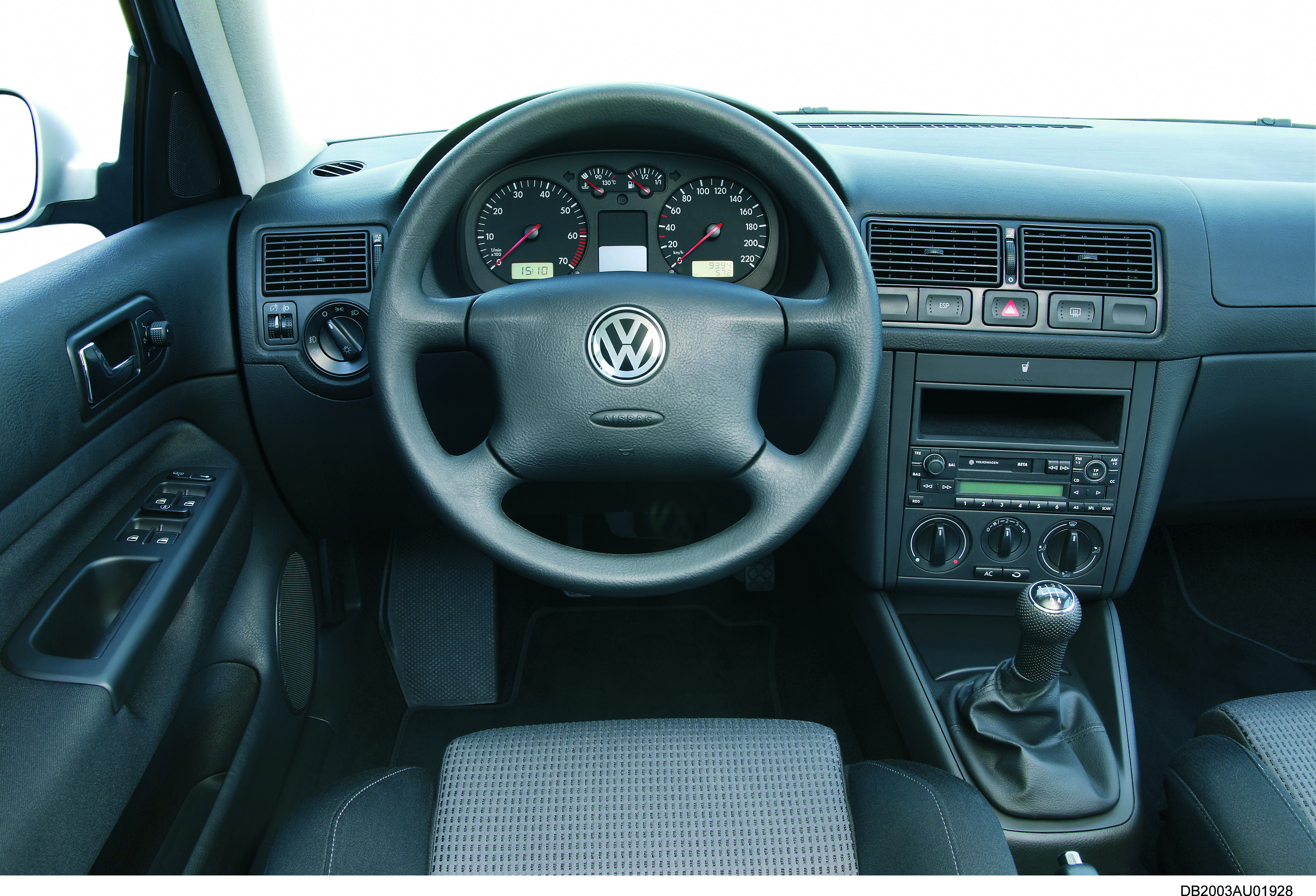 Пассат б5 универсал 1.9 тди. Volkswagen Golf 4 салон. Фольксваген гольф 4 сало. Volkswagen Golf 4 Interior. Volkswagen Golf mk4 салон.