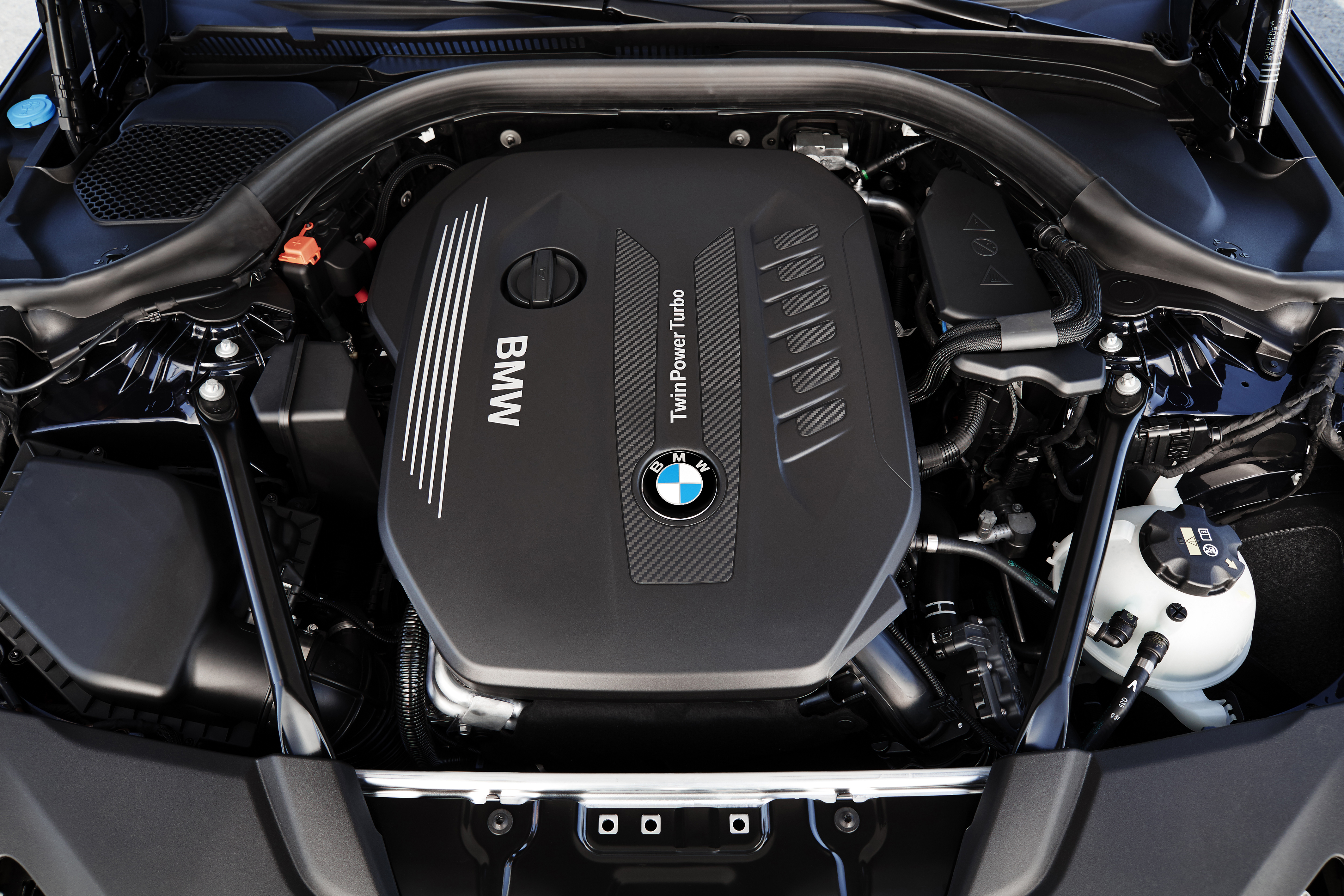 Двигатели нового поколения. BMW g30 под капотом. BMW g30 моторный отсек. БМВ 5 g30 двигатели. BMW 530d g30 мотор.