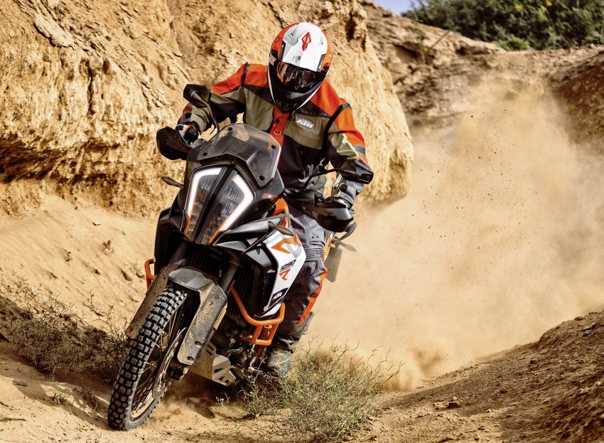 2017 KTM Adventure motorcycle range revamped – new 1090 and 1290 enduros replace the 1050 and 1190 560853
