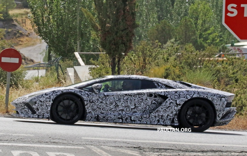 SPYSHOTS: Lamborghini Aventador facelift spotted 563331
