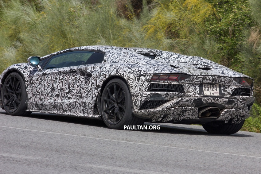SPYSHOTS: Lamborghini Aventador facelift spotted 563326