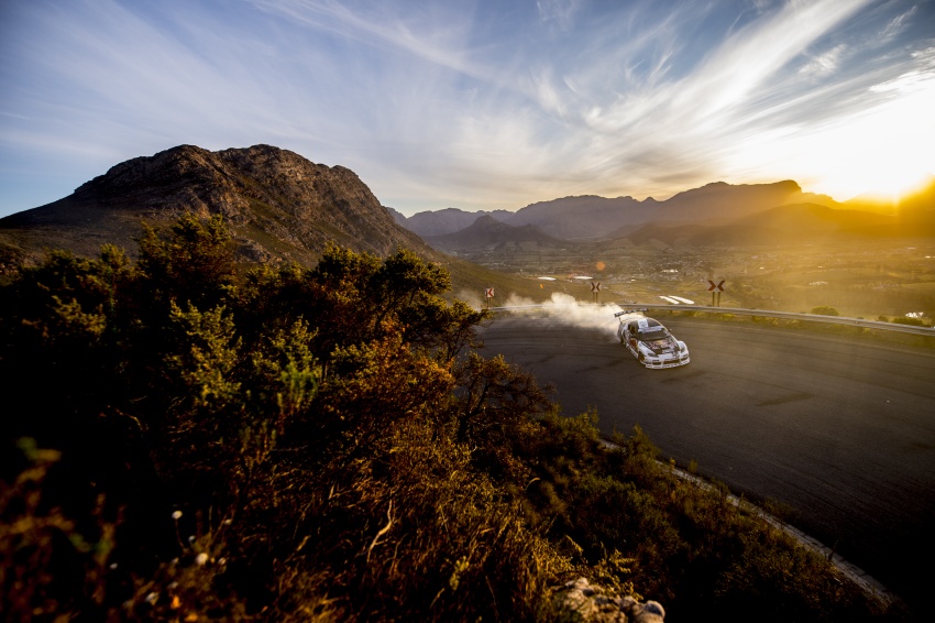 ‘Mad Mike’ Whiddett tawan Franschhoek Pass di Afrika Selatan dengan Mazda RX-8 tiga rotor 20B  “Badbul” 562635