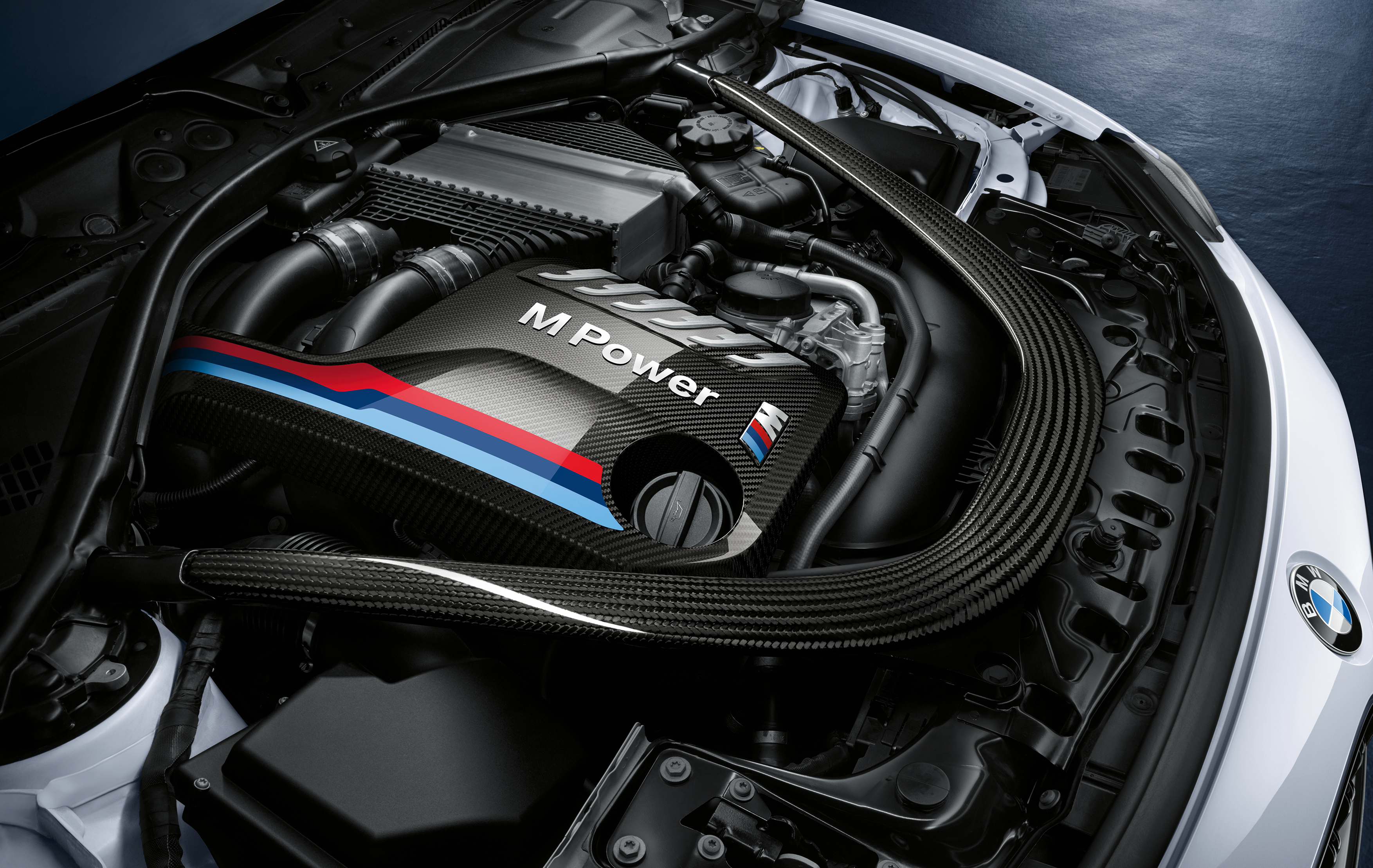 Двигатель автомобиля бмв. BMW m5 f90 engine. BMW m4 мотор. BMW m5 f90 m Performance. BMW m3 f80 мотор.