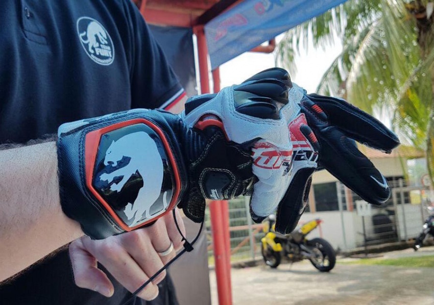 Riding gloves mandatory in France from 2017 onwards 570708