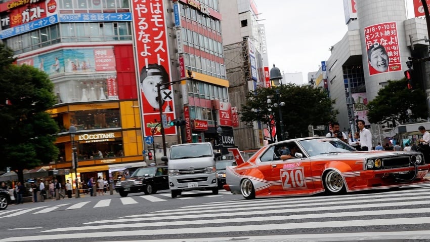 VIDEO: Pelumba Formula 1 Red Bull Racing bersiar-siar di Tokyo dengan Datsun Skyline C210 Bosozoku 560031
