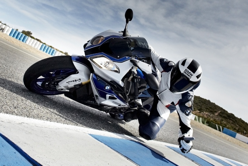 BMW HP4 Race prototype battles Ducati with carbon 576024
