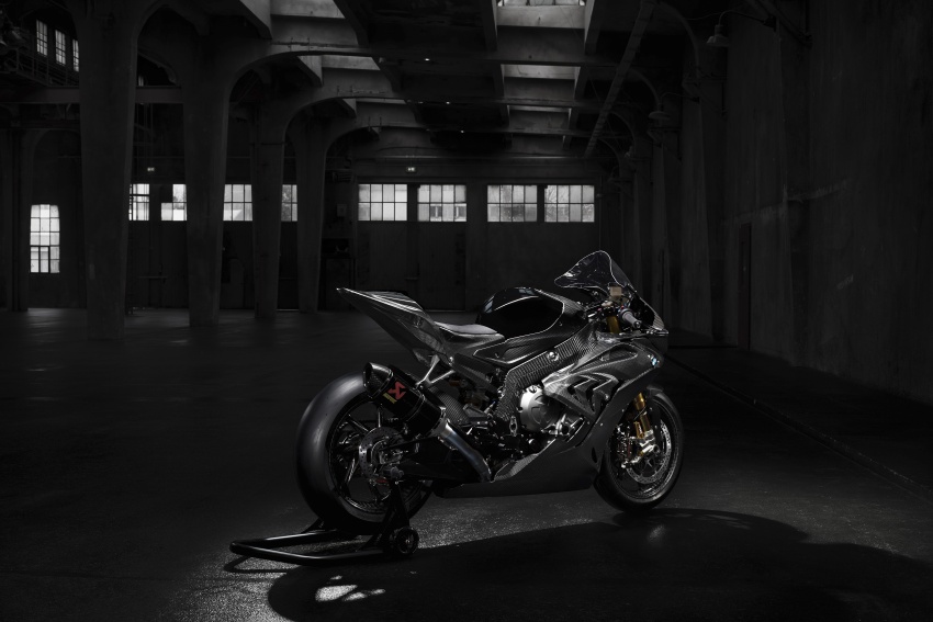 BMW HP4 Race prototype battles Ducati with carbon 575538