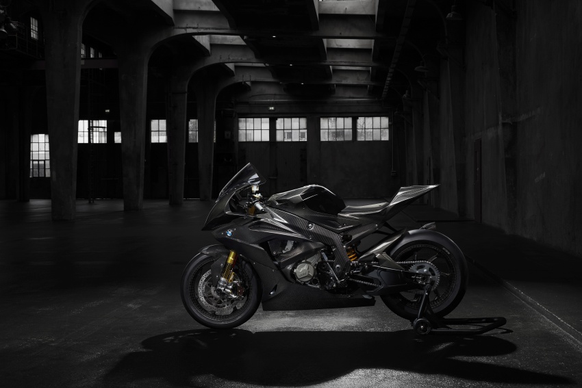 BMW HP4 Race prototype battles Ducati with carbon 575539
