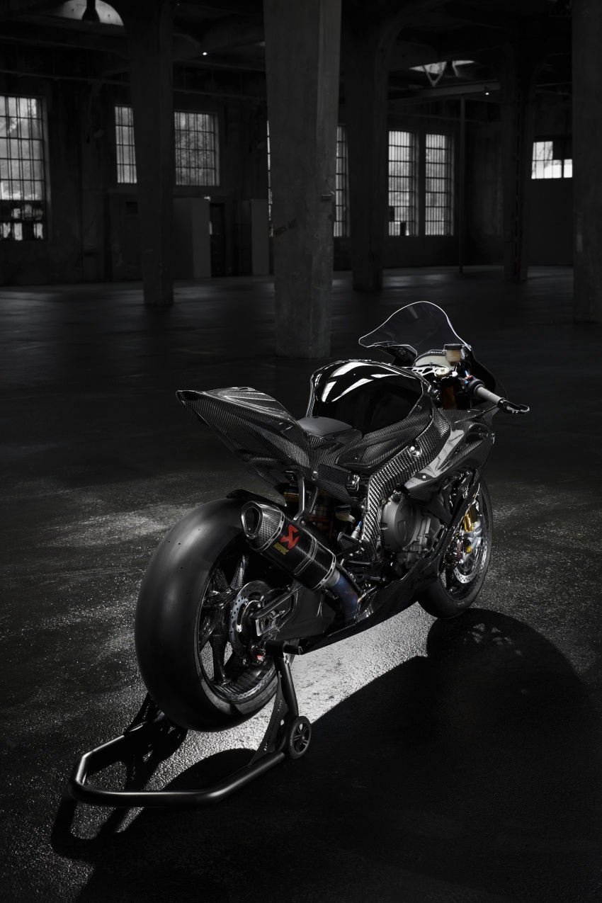 BMW HP4 Race prototype battles Ducati with carbon 575532
