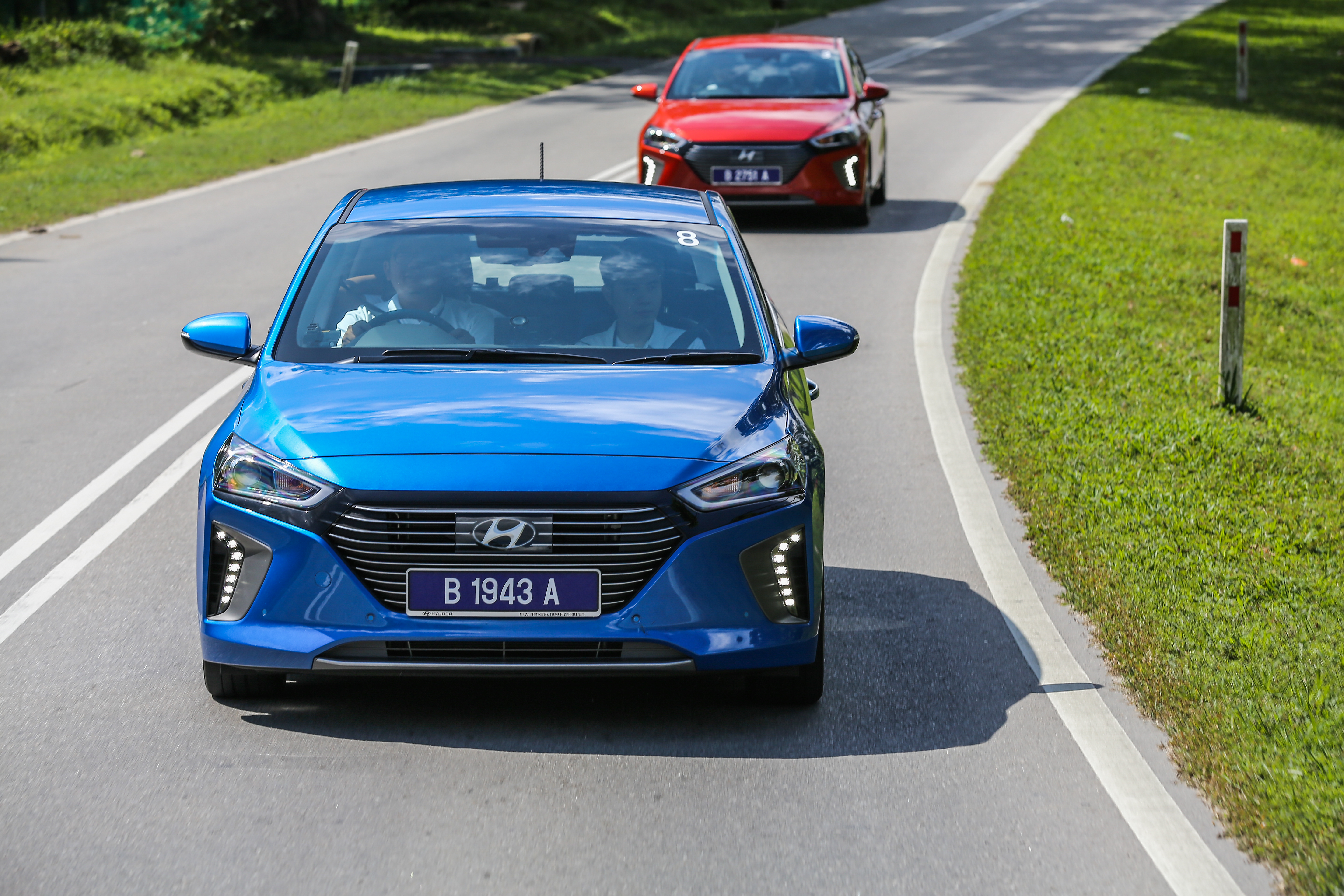 2017 Hyundai Ioniq Hybrid vs 2017 Kia Niro Head to Head Comparison