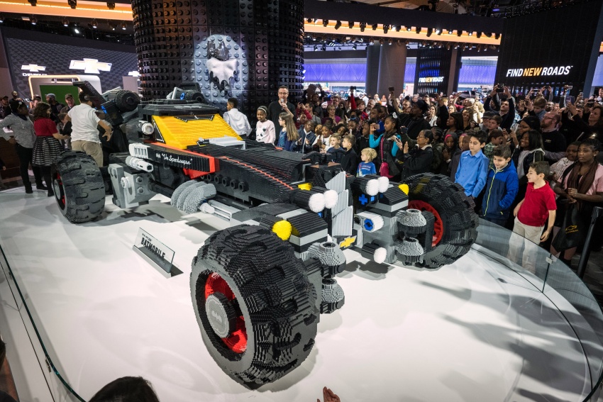 Chevrolet unveils life-size Lego Batmobile at Detroit Auto Show – 344,187 bricks, RM214 mil, 60.2L V100 605627