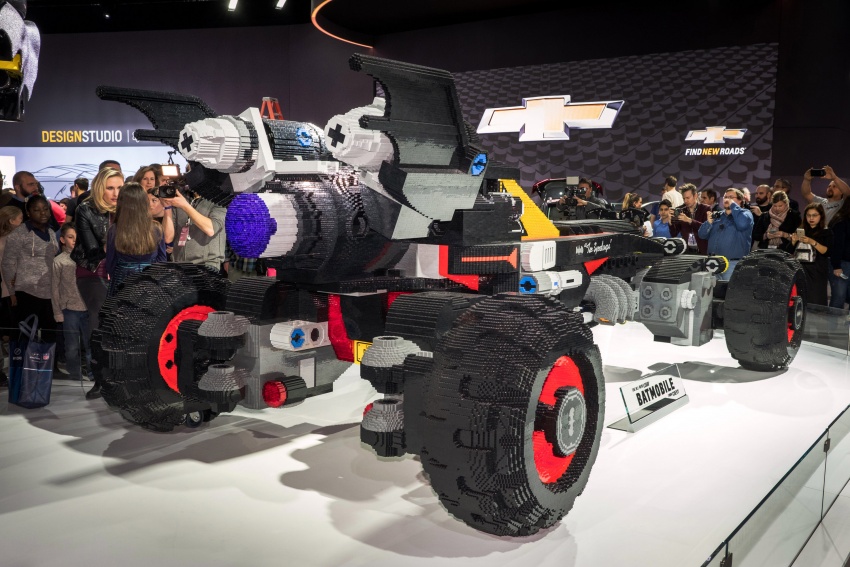 Chevrolet unveils life-size Lego Batmobile at Detroit Auto Show – 344,187 bricks, RM214 mil, 60.2L V100 605619