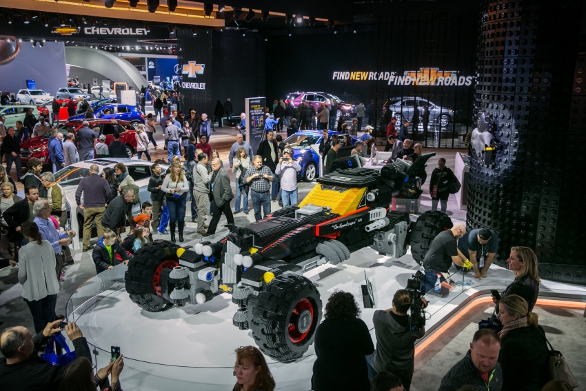 Chevrolet unveils life-size Lego Batmobile at Detroit Auto Show – 344,187 bricks, RM214 mil, 60.2L V100 605546